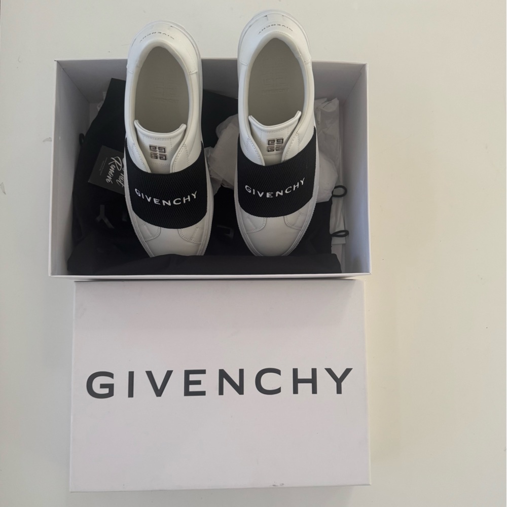 Givenchy Men/Women Sneakers with Black Strap